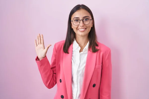 Kıyafetleri Gözlük Takan Genç Spanyol Kadın Beş Numarayı Gösterip Işaret — Stok fotoğraf