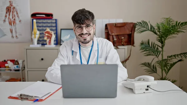Young Hispanic Man Doctor Using Laptop Working Clinic — Foto Stock