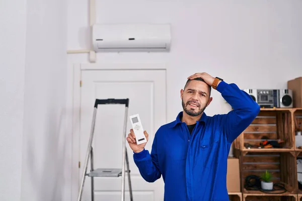 Hispanische Reparaturfirma Arbeitet Mit Klimaanlage Gestresst Und Frustriert Mit Hand — Stockfoto