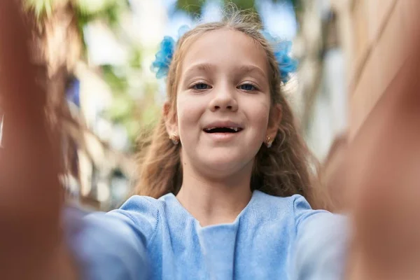 Schattig Blank Meisje Glimlachen Zelfverzekerd Maken Selfie Door Camera Straat — Stockfoto