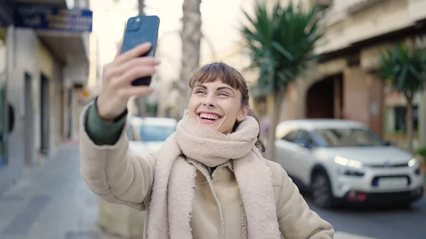 Νεαρή Καυκάσια Γυναίκα Βγάζει Selfie Φωτογραφία Smartphone Στο Δρόμο — Φωτογραφία Αρχείου