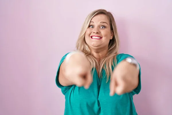 Caucasian Size Woman Standing Pink Background Pointing You Camera Fingers — Stock Photo, Image