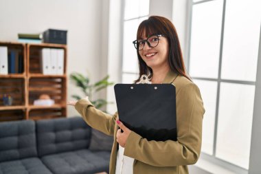 Genç, güzel, İspanyol bir psikolog gülümsüyor. Kendine güveniyor.