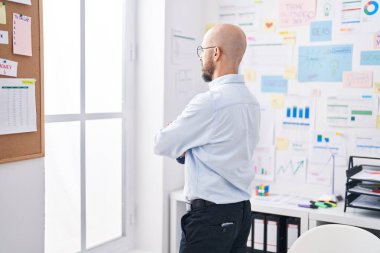 Genç kel iş adamı ofisin camını indiriyor.