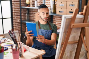 Resim stüdyosunda dokunmatik resim kullanan Afrikalı Amerikalı bir sanatçı.