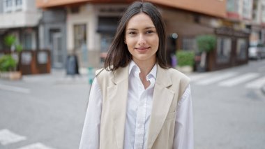 Sokakta kendine güvenen güzel İspanyol bir kadın.