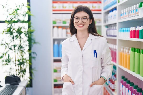 年轻的高加索女药剂师面带微笑 自信地站在药店 — 图库照片