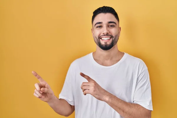 Jonge Knappe Man Draagt Casual Shirt Gele Achtergrond Lachend Kijkend — Stockfoto