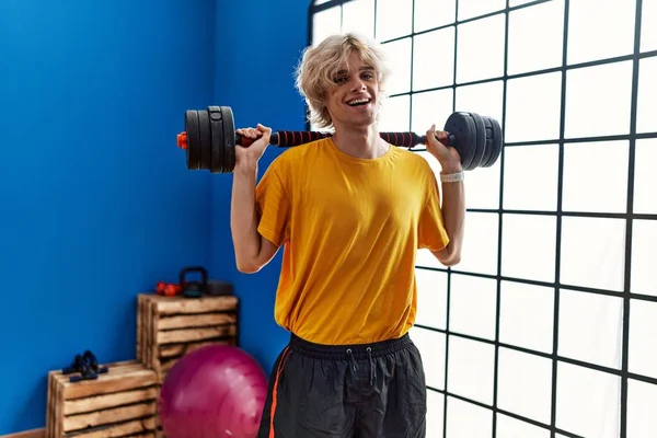 Młody Blondyn Uśmiecha Się Pewnie Używając Treningu Siłowego Centrum Sportowym — Zdjęcie stockowe