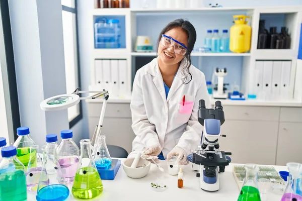 Young Chinese Woman Wearing Scientist Uniform Working Laboratory —  Fotos de Stock