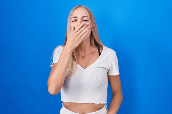 Young Caucasian Woman Standing Blue Background Bored Yawning Tired Covering — Foto de Stock