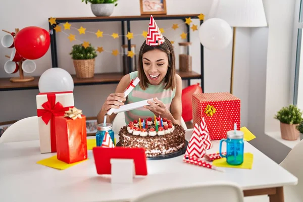 Junge Schöne Hispanische Frau Feiert Online Geburtstagsgeschenk Hause — Stockfoto