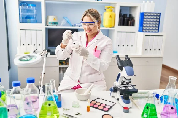 Young Hispanic Woman Wearing Scientist Uniform Mixing Powder Laboratory — Stockfoto