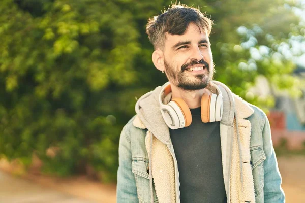 Parkta Kulaklık Takıp Gülümseyen Spanyol Genç Adam — Stok fotoğraf
