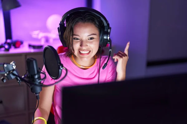 Hispanische Junge Frau Bei Videospielen Lächelt Glücklich Und Zeigt Mit — Stockfoto