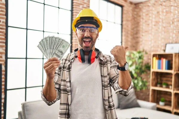 Молодий Іспаномовний Чоловік Бородою Працює Вдома Ремонт Тримає Долари Вказуючи — стокове фото