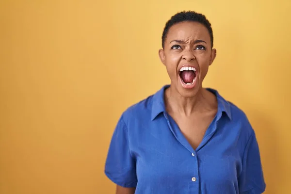 Africano Americano Mulher Sobre Fundo Amarelo Irritado Louco Gritando Frustrado — Fotografia de Stock