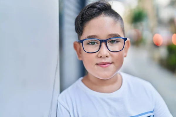 Bedårande Hispanic Pojke Ler Säker Stående Gatan — Stockfoto