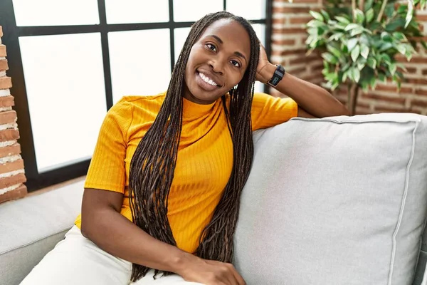 Mujer Afroamericana Sonriendo Confiada Sentada Sofá Casa —  Fotos de Stock