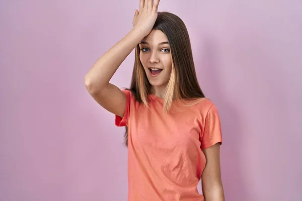 Teenager Girl Standing Pink Background Surprised Hand Head Mistake Remember — Stock Photo, Image