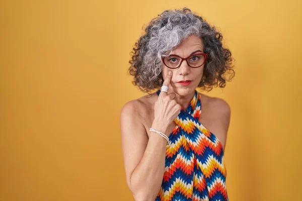 Middle Age Woman Grey Hair Standing Yellow Background Pointing Eye — Stock Photo, Image