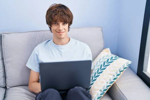 Joven Hombre Rubio Usando Portátil Sentado Mesa Casa —  Fotos de Stock