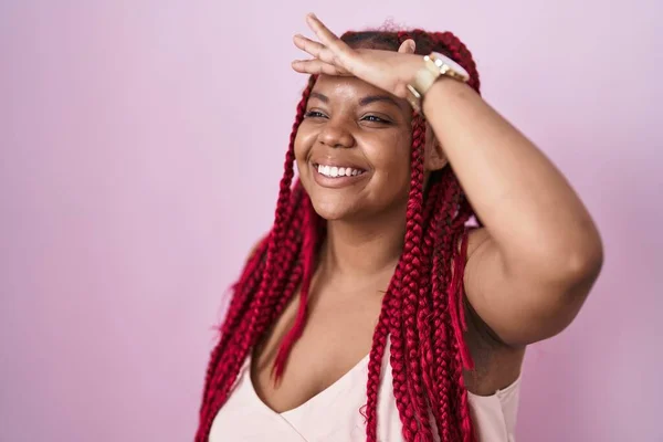 Afroamerikanerin Mit Geflochtenen Haaren Vor Rosa Hintergrund Sehr Glücklich Und — Stockfoto