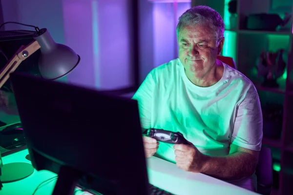 Hombre Pelo Gris Mediana Edad Streamer Jugando Videojuego Usando Joystick —  Fotos de Stock