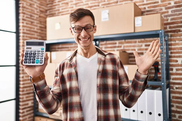 Homem Negócios Caucasiano Trabalhando Comércio Eletrônico Pequenas Empresas Segurando Calculadora — Fotografia de Stock