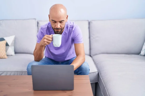 Ung Skallig Man Använder Laptop Dricka Kaffe Hemma — Stockfoto