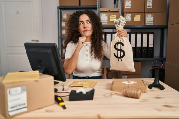 Young Hispanic Woman Working Small Business Ecommerce Holding Money Bag — Stock Photo, Image