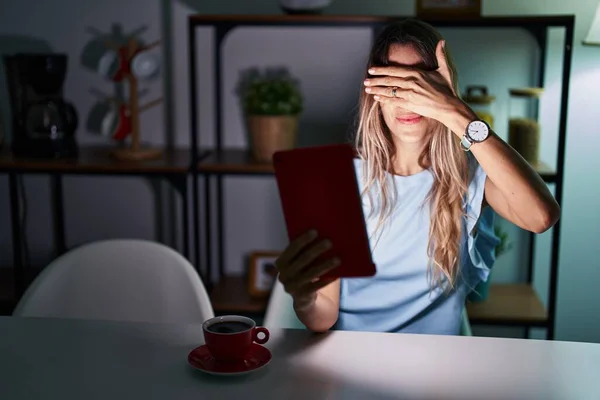 Young Hispanic Woman Using Touchpad Sitting Table Night Covering Eyes — Stock Photo, Image