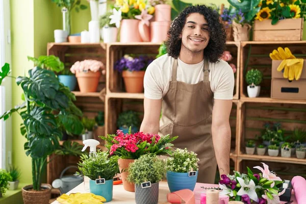 Jonge Latijnse Man Bloemist Glimlachend Zelfverzekerd Staan Bij Bloemenwinkel — Stockfoto