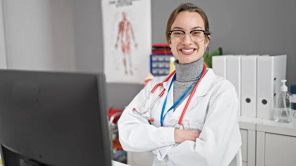年轻的高加索女医生坐在诊所里 手挽手地坐在电脑前 — 图库照片
