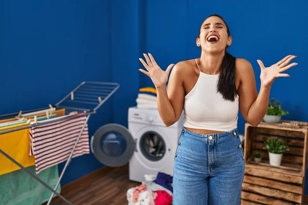 Junge Hispanische Frau Der Waschküche Feiert Verrückt Und Verrückt Nach — Stockfoto