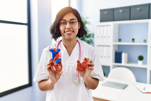 Mladá Latinská Žena Uniformě Lékaře Drží Anatomický Model Srdce Klinice — Stock fotografie