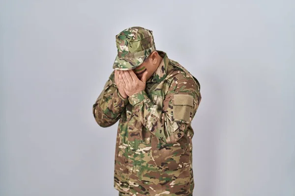 Латиноамериканец Камуфляжной Армейской Форме Грустным Лицом Прикрывающим Лицо Руками Время — стоковое фото
