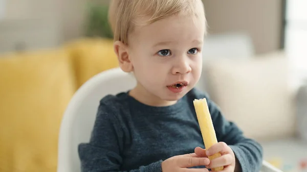 Bedårande Blont Barn Sitter Barnstol Äta Mellanmål Hemma — Stockfoto