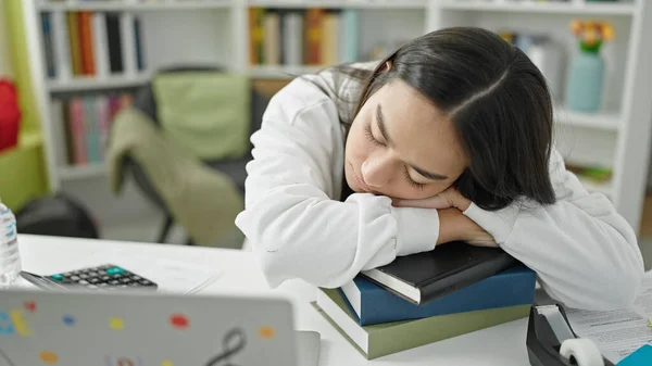Jonge Mooie Spaanse Vrouw Student Slapen Met Hoofd Boeken Universiteit — Stockfoto