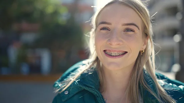 Joven Rubia Sonriendo Confiada Mostrando Frenillos Parque —  Fotos de Stock