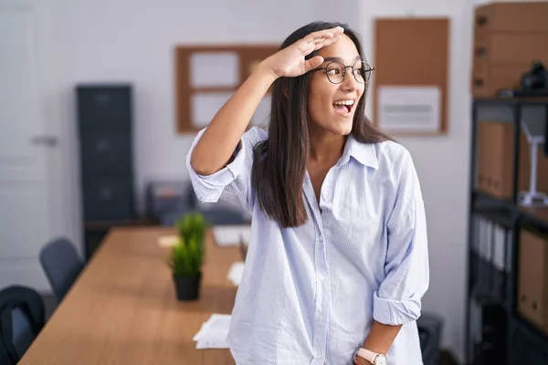 オフィスで若いヒスパニック系の女性は非常に満足し 遠くに手を頭の上に見て笑みを浮かべて 検索の概念 — ストック写真
