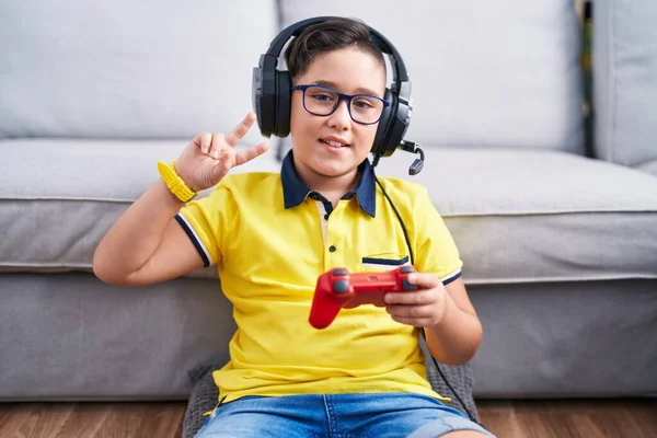 Een Jonge Latino Die Videospelletjes Speelt Met Een Controller Met — Stockfoto