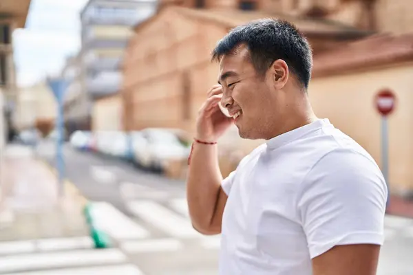 Giovane Cinese Sorridente Fiducioso Messaggio Audio Ascolto Dallo Smartphone Strada — Foto Stock