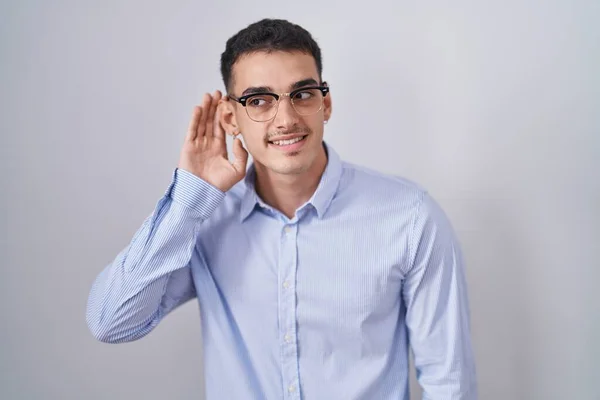 Bonito Hispânico Vestindo Roupas Negócios Óculos Sorrindo Com Mão Sobre — Fotografia de Stock