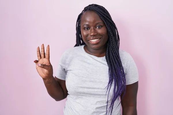 Jonge Afrikaanse Vrouw Staande Roze Achtergrond Tonen Wijzen Met Vingers — Stockfoto
