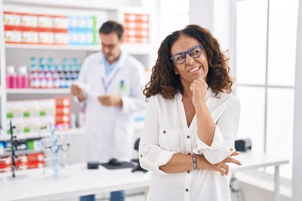 Moyen Age Hispanique Femme Shopping Pharmacie Pharmacie Pensée Concentrée Sur — Photo