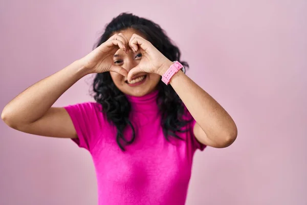 Junge Asiatische Frau Steht Über Rosa Hintergrund Tun Herzform Mit — Stockfoto