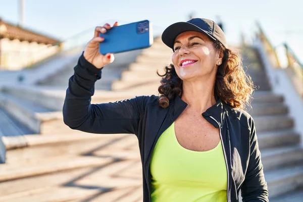 Middle Age Hispanic Woman Working Out Smartphone Outdoors — Stok fotoğraf