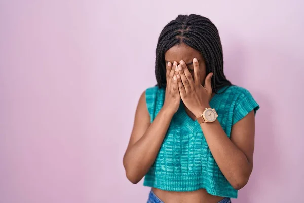 泣きながら手で顔を覆う悲しい表情でピンクの背景に立っている若いアフリカ系アメリカ人 うつ病の概念 — ストック写真