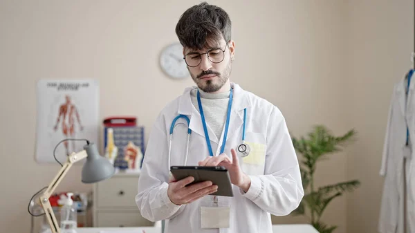 Młody Latynos Człowiek Lekarz Pomocą Touchpad Klinice — Zdjęcie stockowe